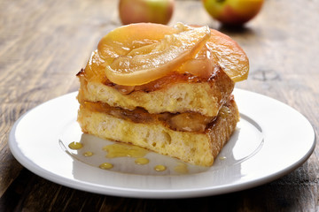 Toast stuffed with caramelized apples