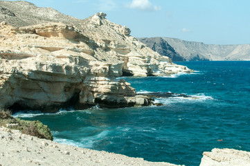Playa con acantilado en la orilla