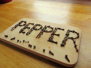 Obraz na płótnie Canvas Pepper written on cutting board with pepper 
