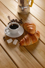 prima colazione con caffè e croissant