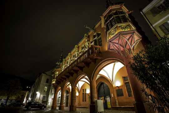 Historisches Kaufhaus am M&uuml;nsterplatz in Freiburg im Breisgau bei Nacht