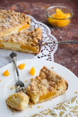 Ein Stück Pfirsichquarktorte