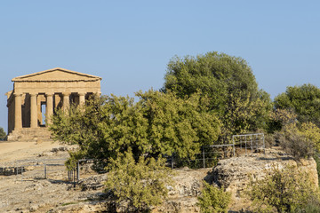 Fototapeta premium Temple of Concordia, a Greek temple in the Temple Valley (Valle dei Templi) in Agrigento, Sicily, Italy 