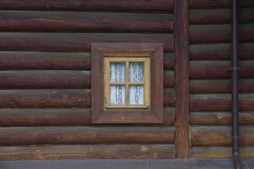 Стена из Брёвен с окном
