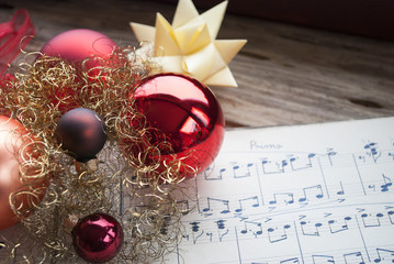 Sehr altes, handgeschriebenes Notenblatt mit roten Weihnachtskugeln und Weihnachtsstern,...