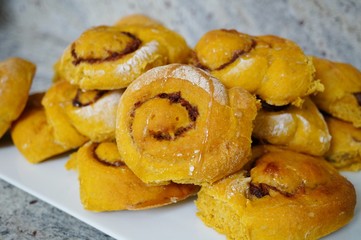 Platter of freshly baked vegan pumpkin cinnamon rolls