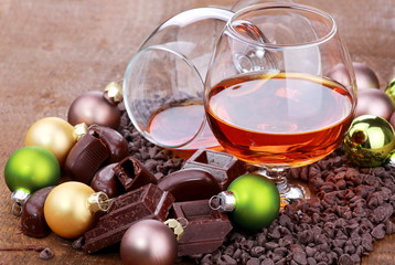 Bicchieri di cognac con cioccolato fondente - obrazy, fototapety, plakaty