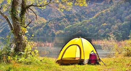 キャンプ・紅葉の湖畔
