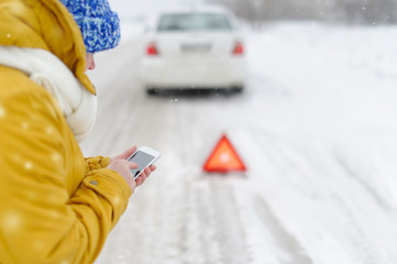 A woman in winter calls to the emergency services.