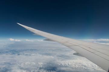 Obraz premium Airplane wing with sunset and beautiful cloudy