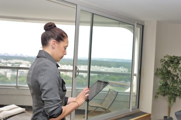 business ,jeune femme d'affaires sur tablette tactile à son appartement