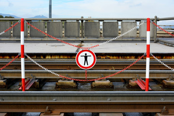 Straßenbahngleise mit Verbotsschild - Das Überschreiten der Gleise ist verboten