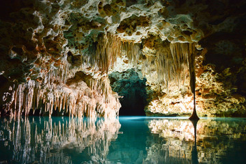 Panele Szklane Podświetlane  Wewnątrz jaskini