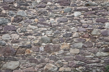 Mur en vieilles pierres dans un village de montagne