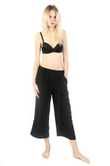 bellissima modella in reggiseno e pantaloni 
