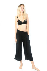 bellissima modella in reggiseno e pantaloni 