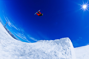 Naklejka na ściany i meble Snowboard freestyle big air jump extrême