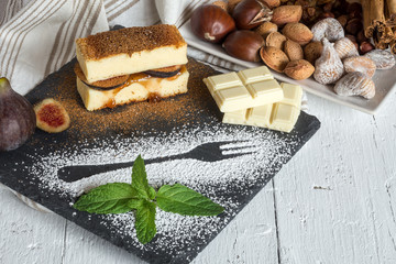 Cheesecake with figs and strawberry jam