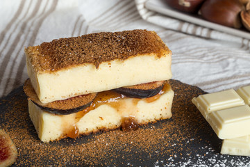 Cheesecake with figs and strawberry jam