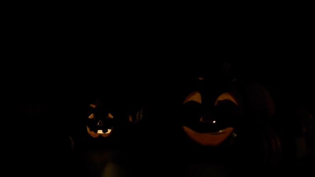 Halloween K&uuml;rbis K&ouml;pfe leuchten im Dunkeln