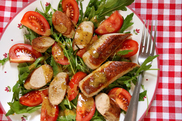 Raukesalat mit gebratener Wollwurst und Honig-Senf-Dressing