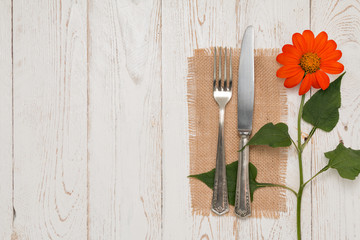 Besteck auf rustikalen Tisch mit Mexikanischer Sonnenblume