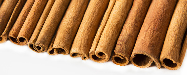 Zimtstangen auf weißem Hintergrund - Panorama