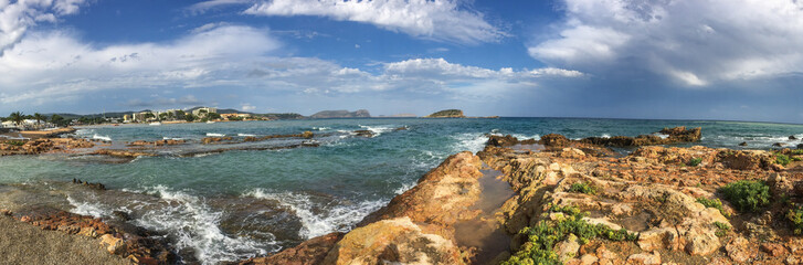 Tag am Meer mit Blick von den Klippen Es Canar, Ibiza, Spanien, Balearen