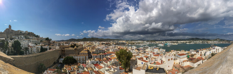 Fototapeta na wymiar Panorama Blick über die Stadt von Ibiza