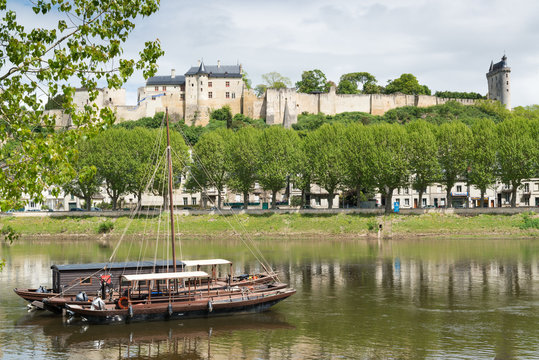 Boot auf dem Fluss vor der Burg Chinon, Loire, Frankreich