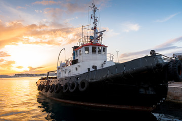 Naklejka premium Fishing boat at dawn
