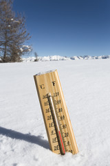 thermomètre dans la neige au soleil