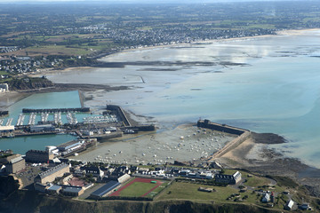 Obraz premium Iles chaussey + baie du Mont st michel