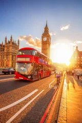 Papier Peint photo Bus rouge de Londres Big Ben contre le coucher du soleil coloré à Londres, Royaume-Uni