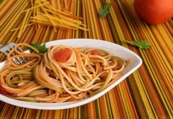 Spaghetti auf dekorativen Tischset 