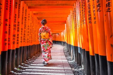 Fototapeten Frauen im Kimono stehen am Roten Torii-Tore im Fushimi Inari-Schrein, einem der berühmten Wahrzeichen in Kyoto, Japan © superjoseph