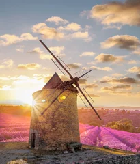 Foto auf Acrylglas Mühlen Windmühle mit Levanderfeld gegen farbenprächtigen Sonnenuntergang in der Provence, Frankreich