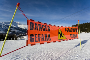 panneau de signalisation de danger sur les pistes de ski