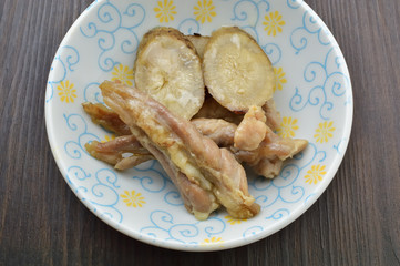 鶏のせせり肉とゴボウの煮物