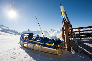brancard de secours sur les pistes de ski