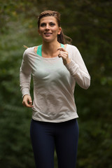 junge Frau läuft joggt auf Weg
