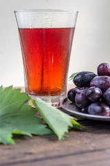 Виноградный сок и гроздь вигоррадных ягод. Здоровое питание.