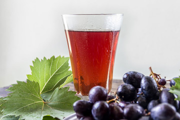Виноградный сок и гроздь вигоррадных ягод. Здоровое питание.