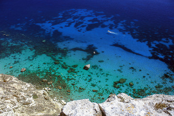 Obraz premium Breathtakig view from above on transparent sea water.