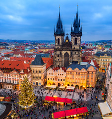 Obraz premium Rynek Starego Miasta i Jarmark Bożonarodzeniowy w Pradze, Czechy.