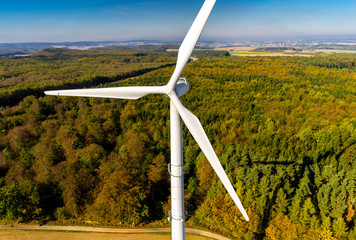 Windrad am Wald Luftbild