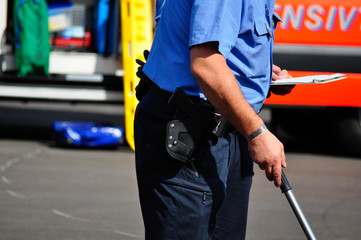 Polizist bei der Aufnahme eines Verkehrsunfalls