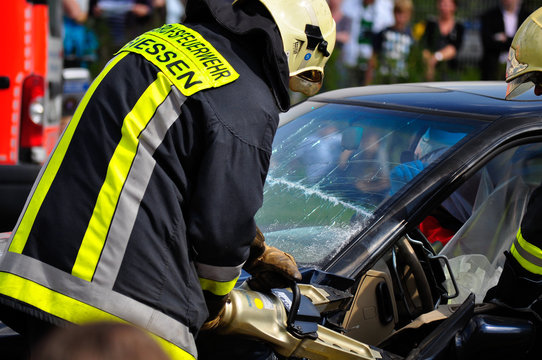 Feuerwehr im &Uuml;bungseinsatz, Verkehrsunfall