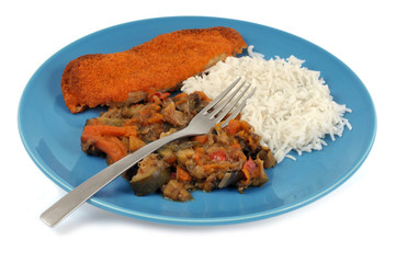 Poisson pané avec de la ratatouille et du riz