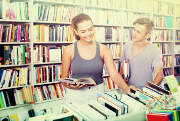 Fototapeta premium girl and boy teenagers in book store.